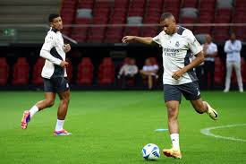 龙赛罗：姆巴佩进球会超40个，继续这样下去他会比C罗还出色.